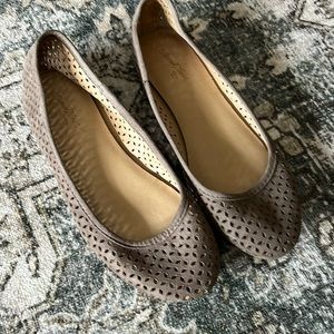 Brown flats with cute pattern. Size 7, lightly worn